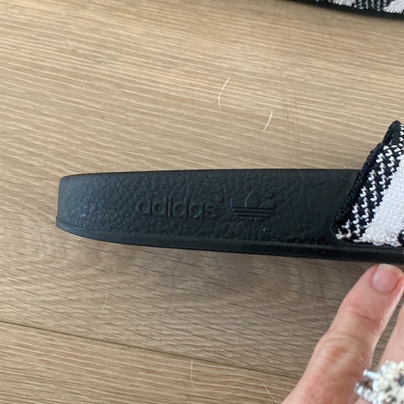 Adidas slides men’s size 7 women’s size 8.5 excellent condition.Special edition - Picture 5 of 5